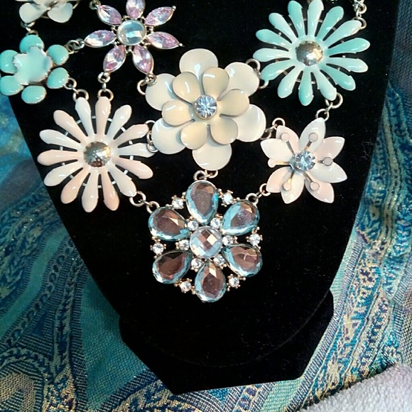 11" SPRING STATEMENT NECKLACE - Picture 2 of 2